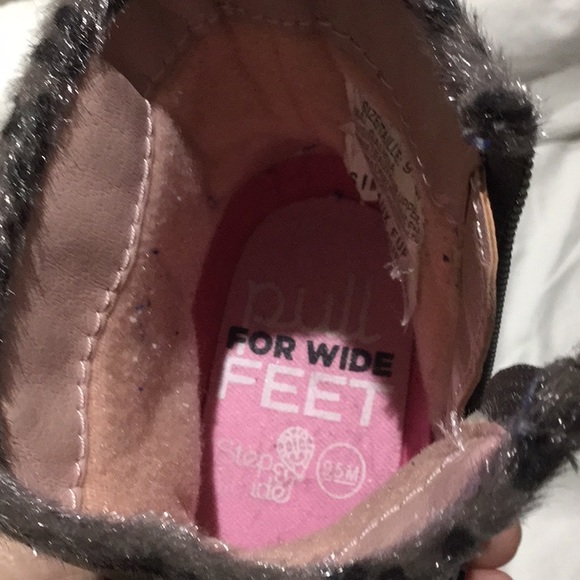 Girls taupe boots 9.5 worn once edgy look - Picture 9 of 11